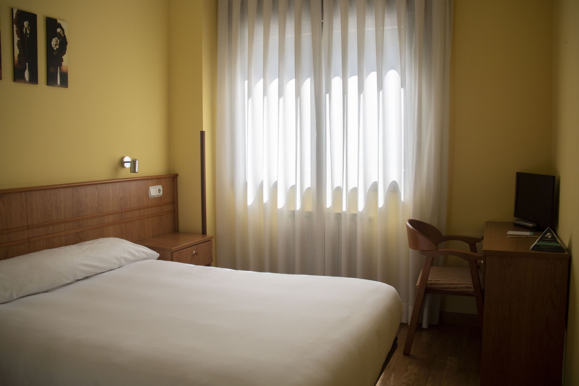 ECONOMY, DOUBLE OR TWIN BED