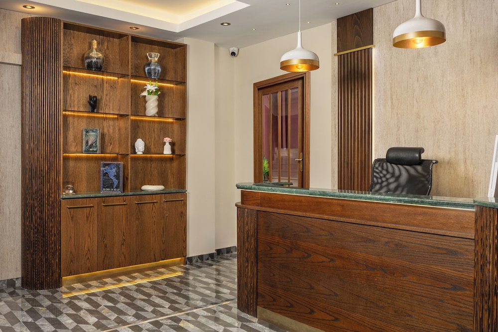 Peradise Hotel 8/50