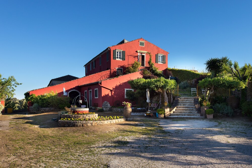 Fundana Villas Aparthotel in Priftiatika