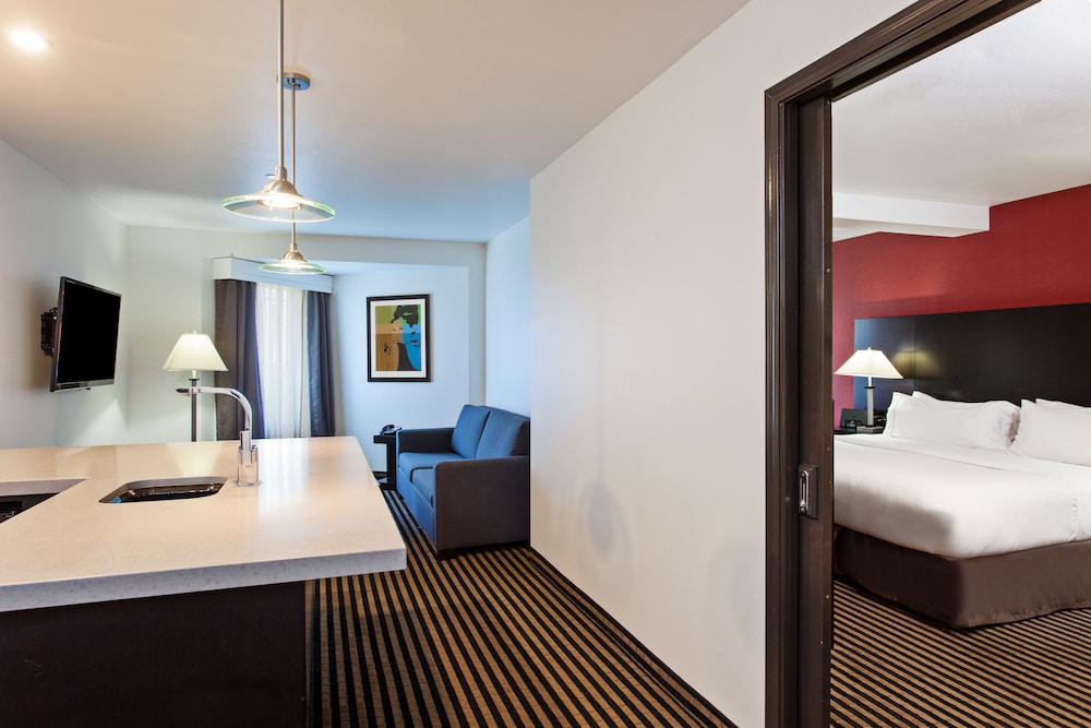 Holiday Inn Express Hollywood Walk of Fame An Ihg Hotel 25/65