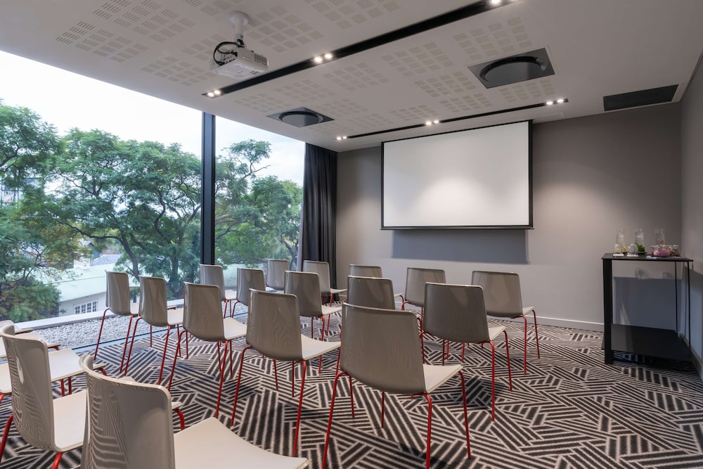 Radisson RED Hotel, Johannesburg Rosebank 67/75