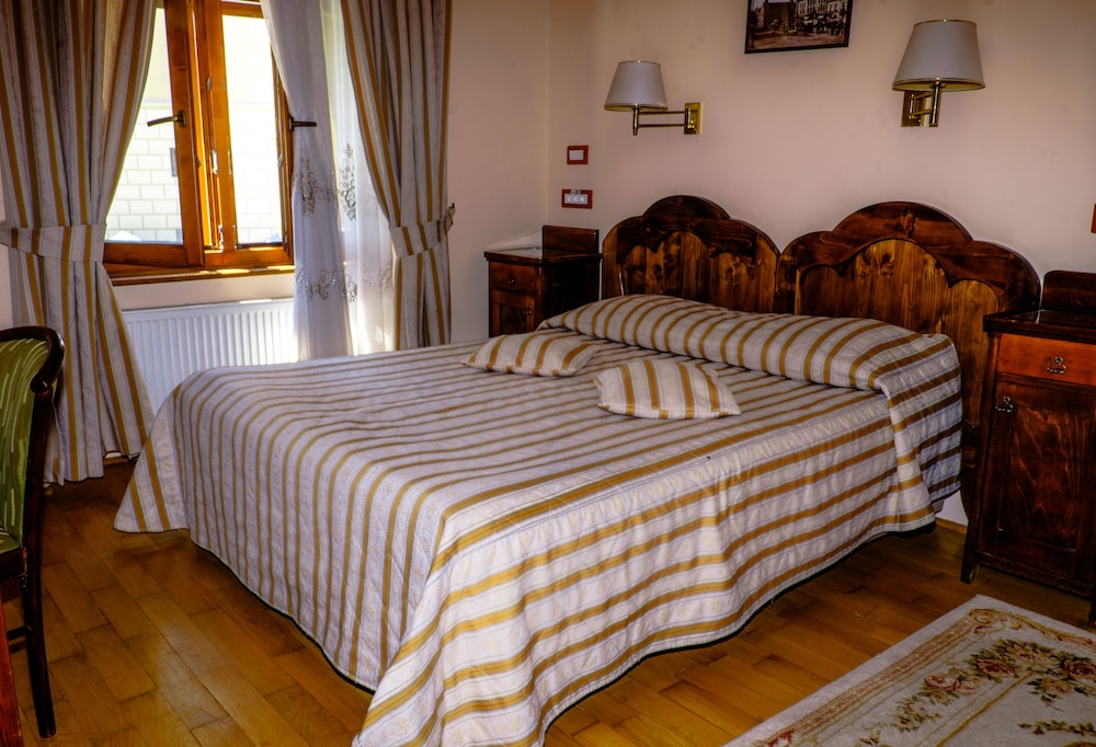 STANDARD, DOUBLE BED, WITH VIEW