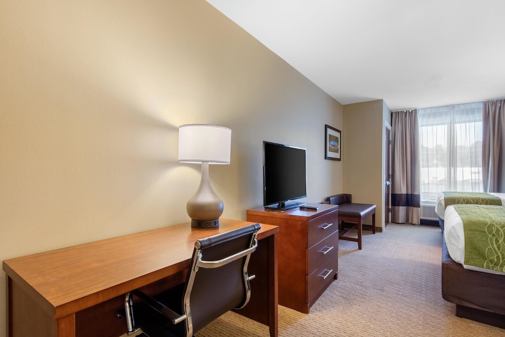 Comfort Inn & Suites At Crossplex Village 32/50