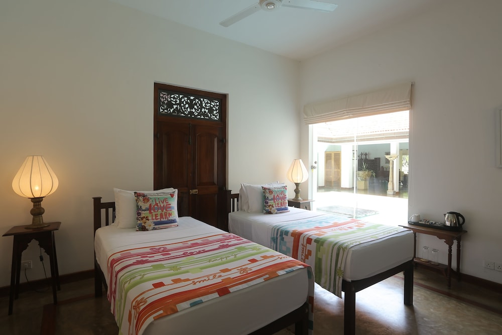 DELUXE, TWIN BEDS