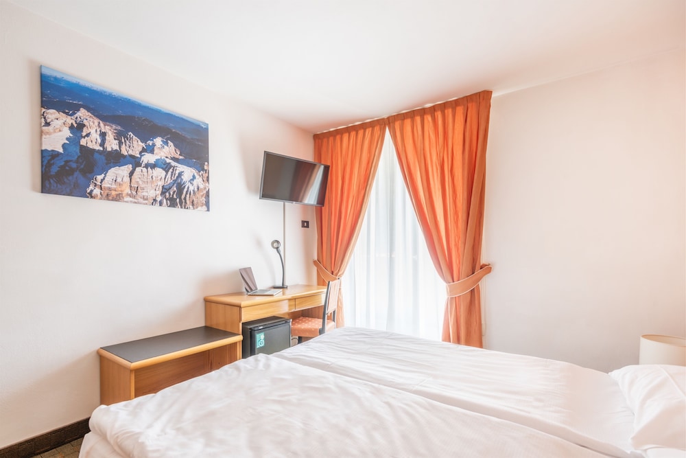 غرفة ديلوكس بسرير مزدوج، Alpina Hotel 3/9