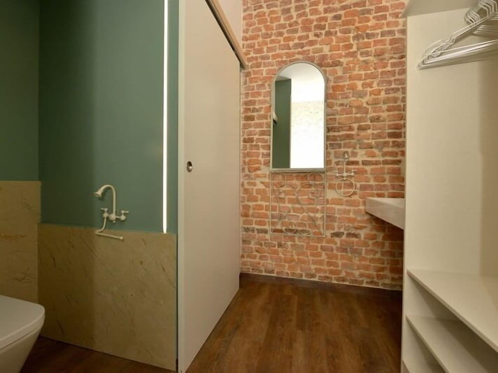 DELUXE, TRIPLE, PRIVATE BATHROOM