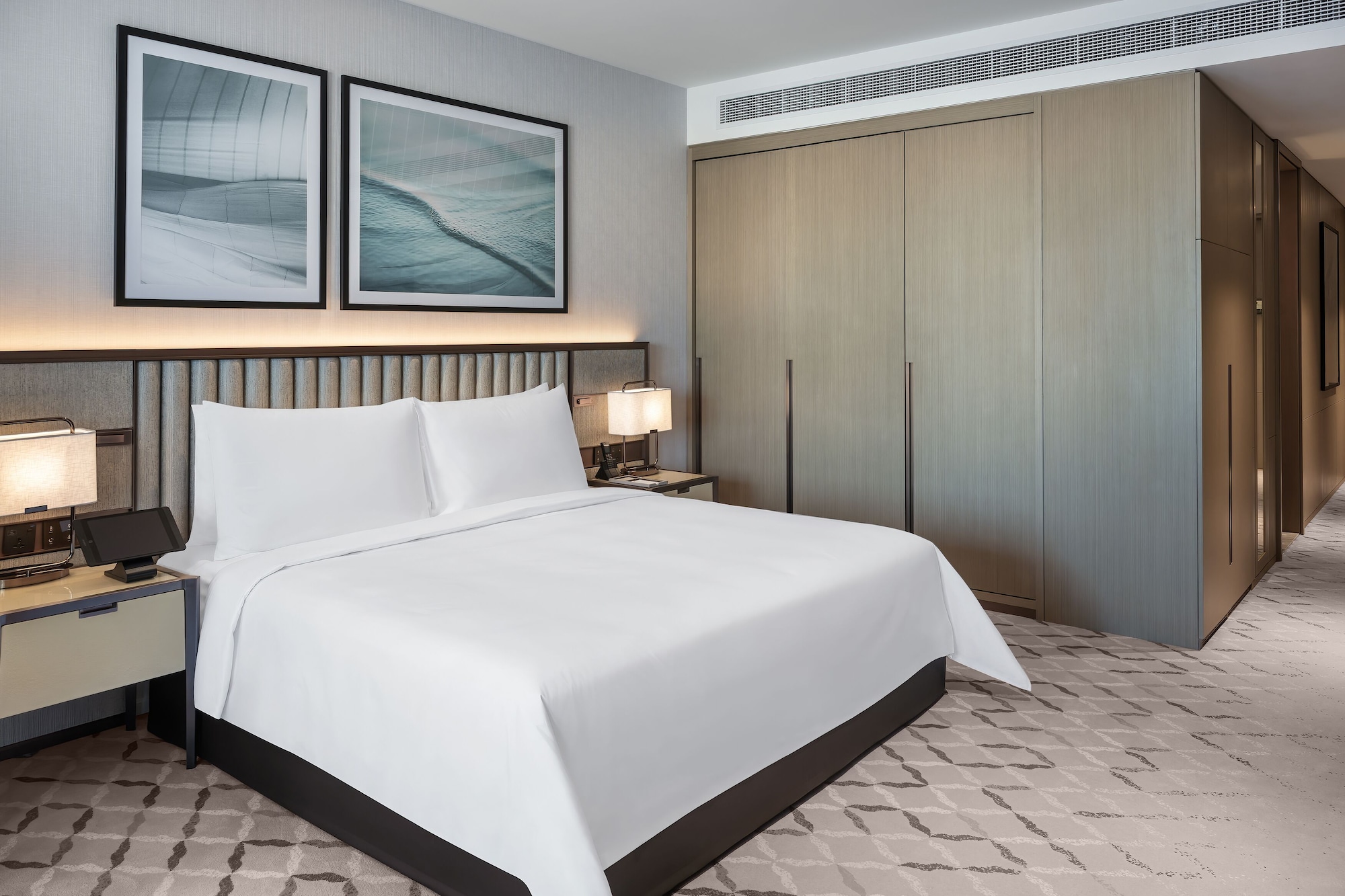 DELUXE, KING BED, CITY VIEW