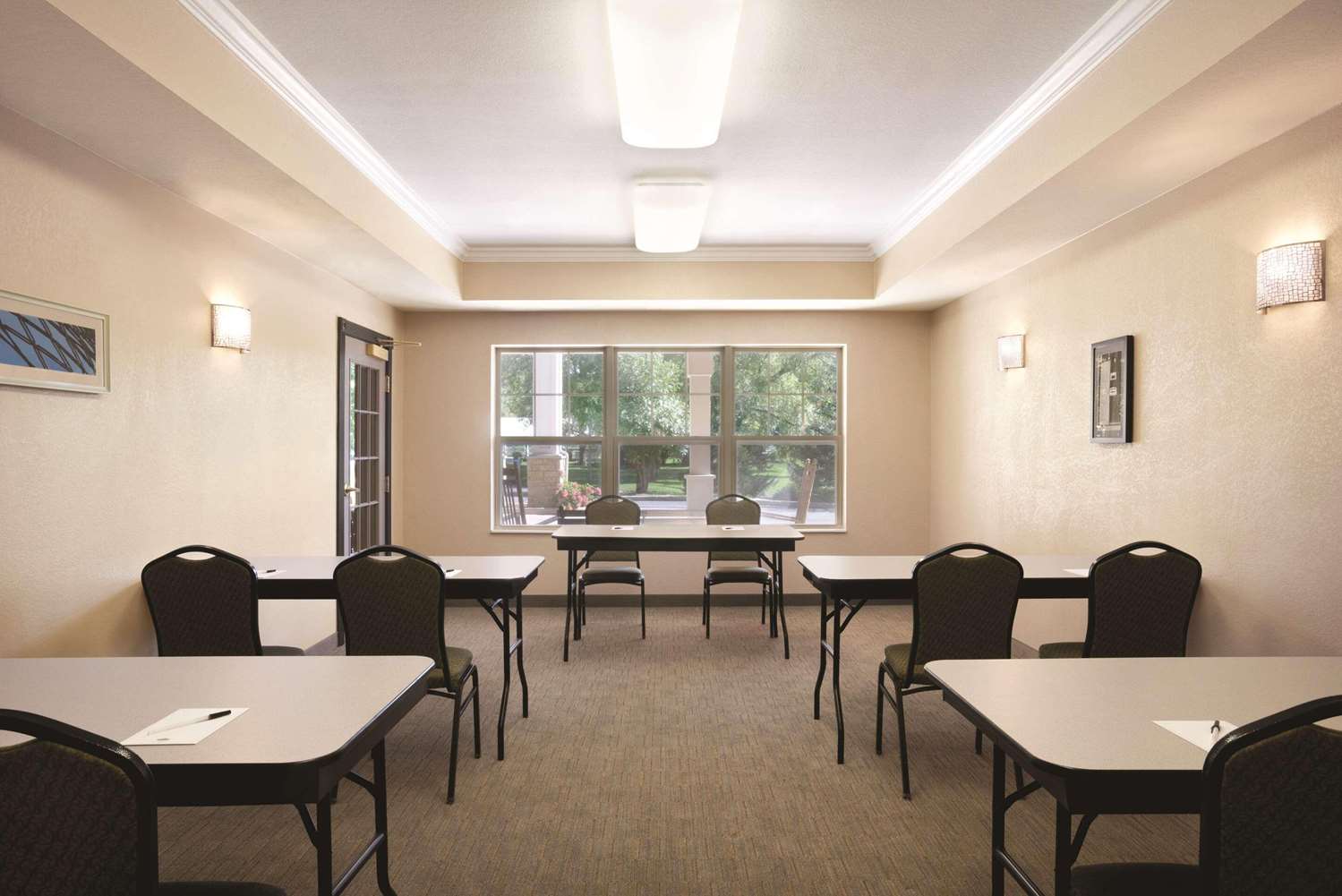 Country Inn & Suites by Radisson, Madison Southwest, WI 18/22