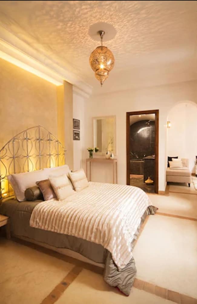 JASMINE, DELUXE, SUITE, QUEEN BED
