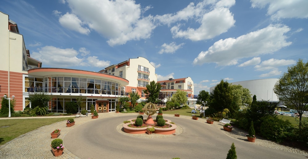 Monarch Hotel 1/68