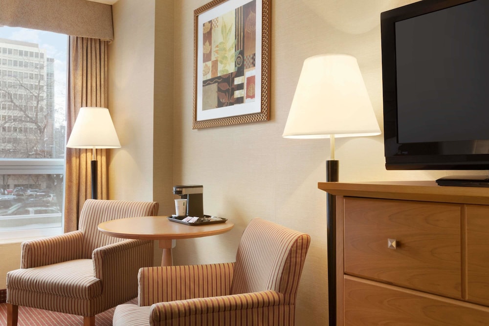 Days Inn by Wyndham Edmonton Downtown 36/38