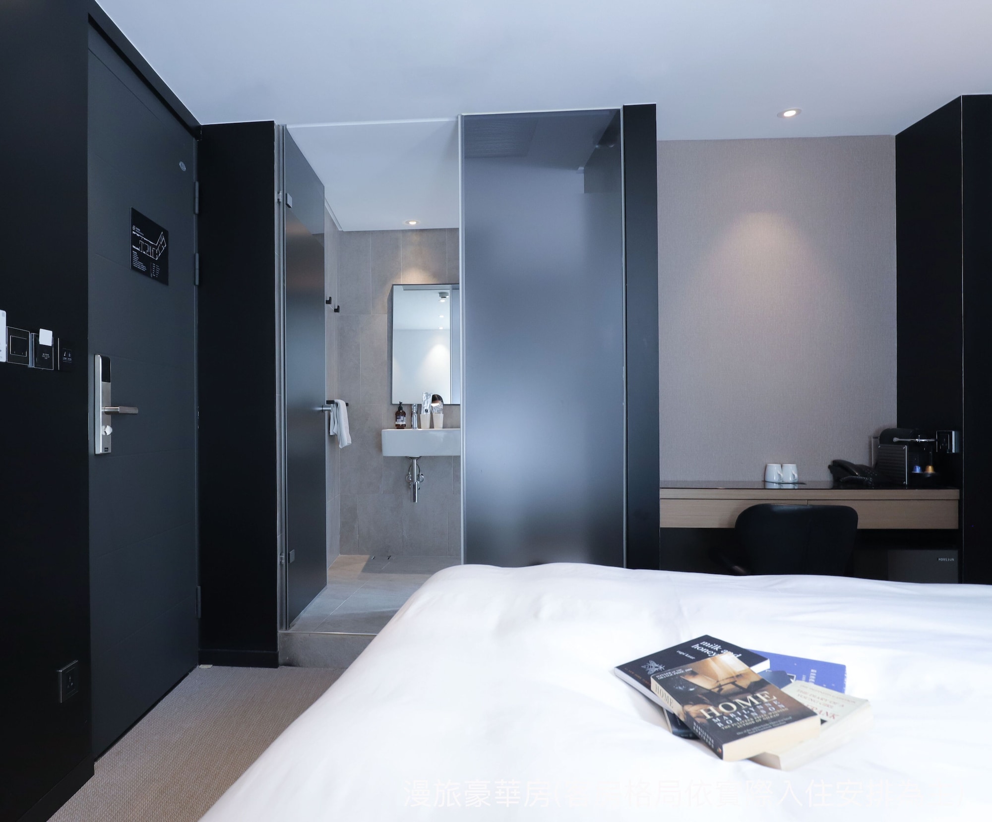 DELUXE, DOUBLE BED, BATHTUB