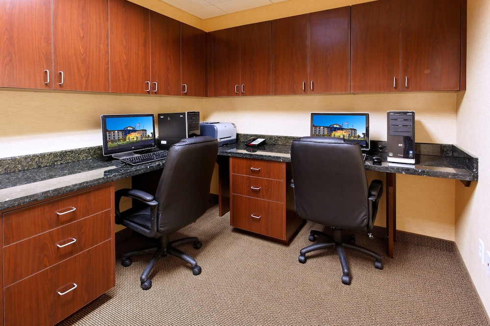Holiday Inn Express Hotel and Suites Fresno Northwest-Herndon 39/42