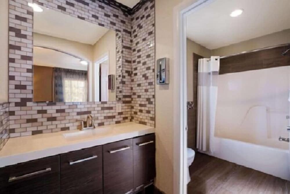 غرفة قياسية بسريرين مزدوجين، Rodeway Inn Near Coachella 7/8