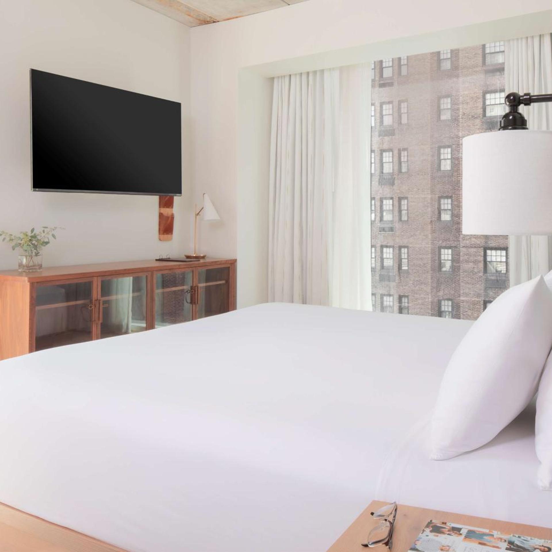 Suite, King Bed, Corner