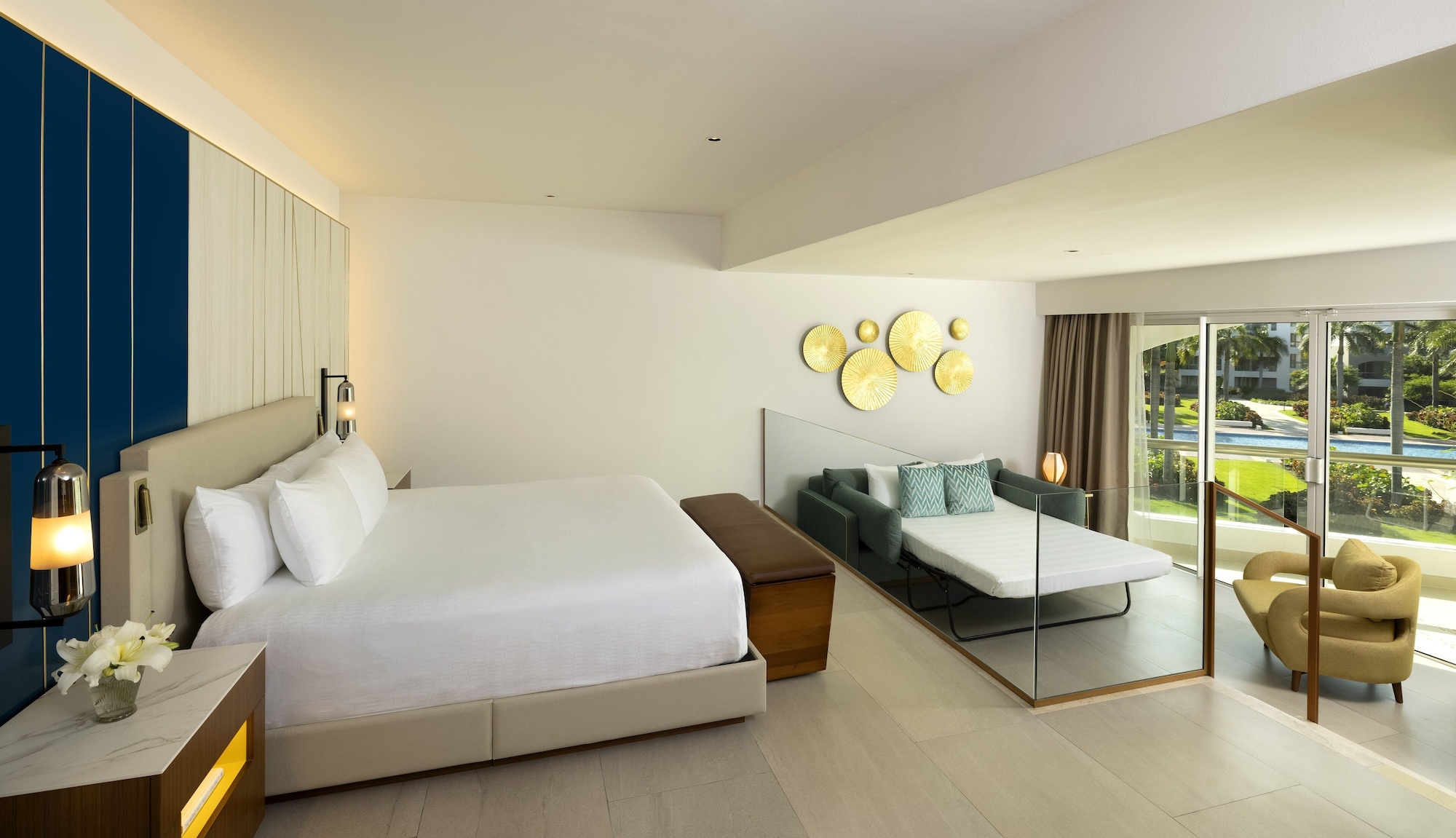 CARIBBEAN DIAMOND, KING BED, SOFA