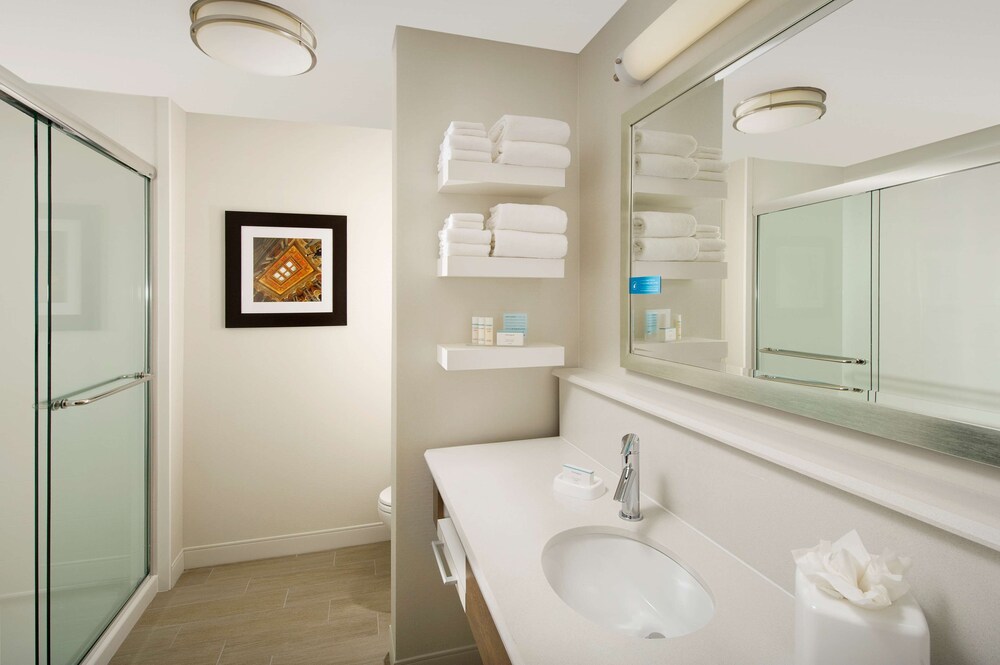 Hampton Inn & Suites Falls Church 14/34