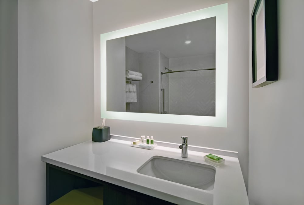 Holiday Inn Grand Rapids North 24/71