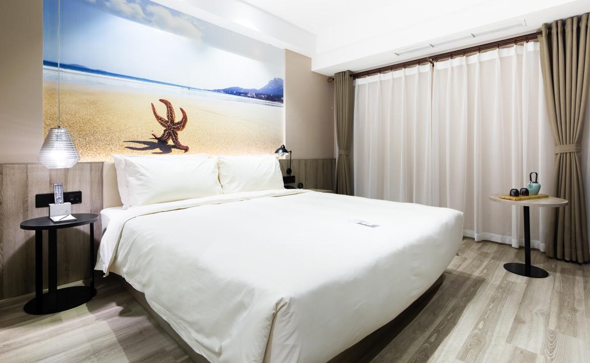 Elegant, Queen Bed, Attic