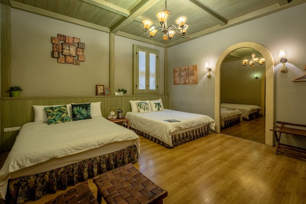 BASIC, QUADRUPLE, 2 DOUBLE BEDS