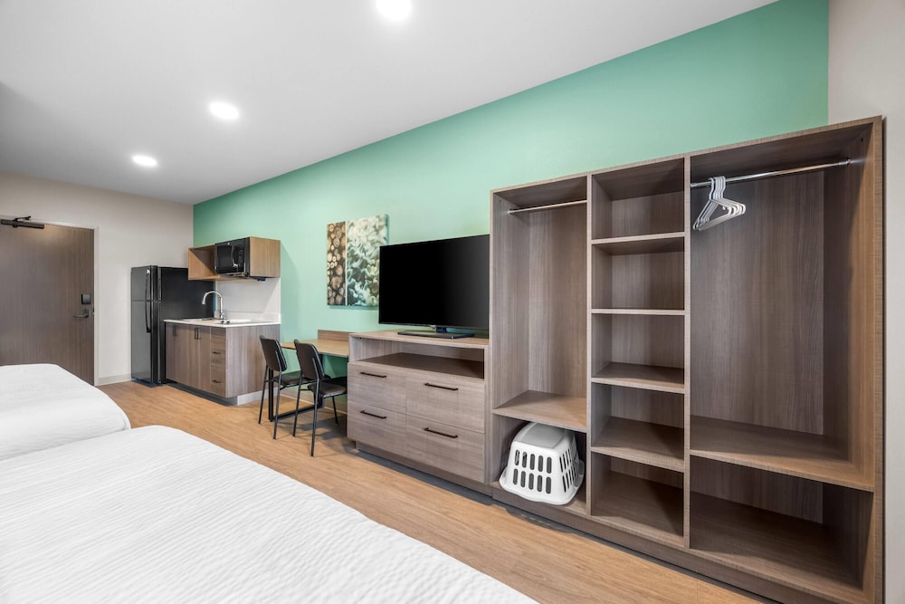 ECHO Suites Extended Stay by Wyndham Colorado Springs Airpt 43/55