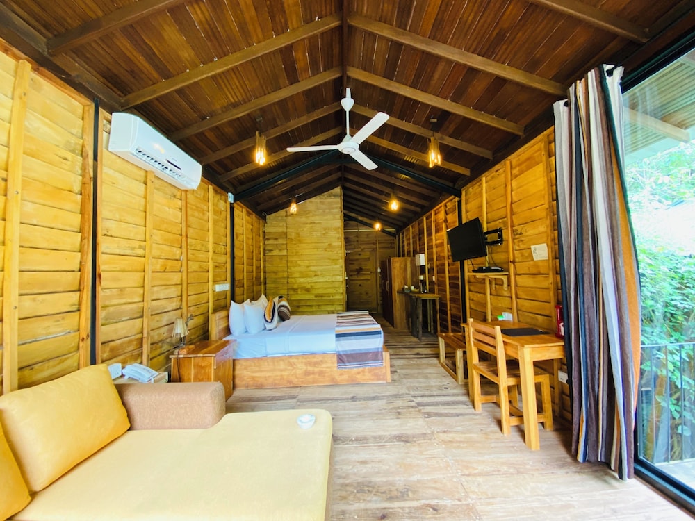 River, Chalet, King Bed, The Glenrock 4/7