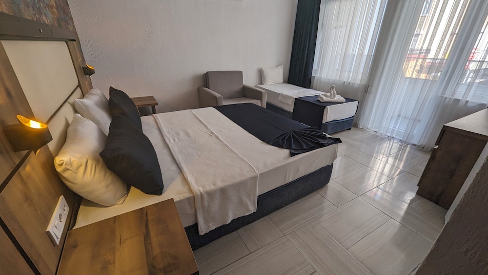 Ramona Kale Hotel 2/16