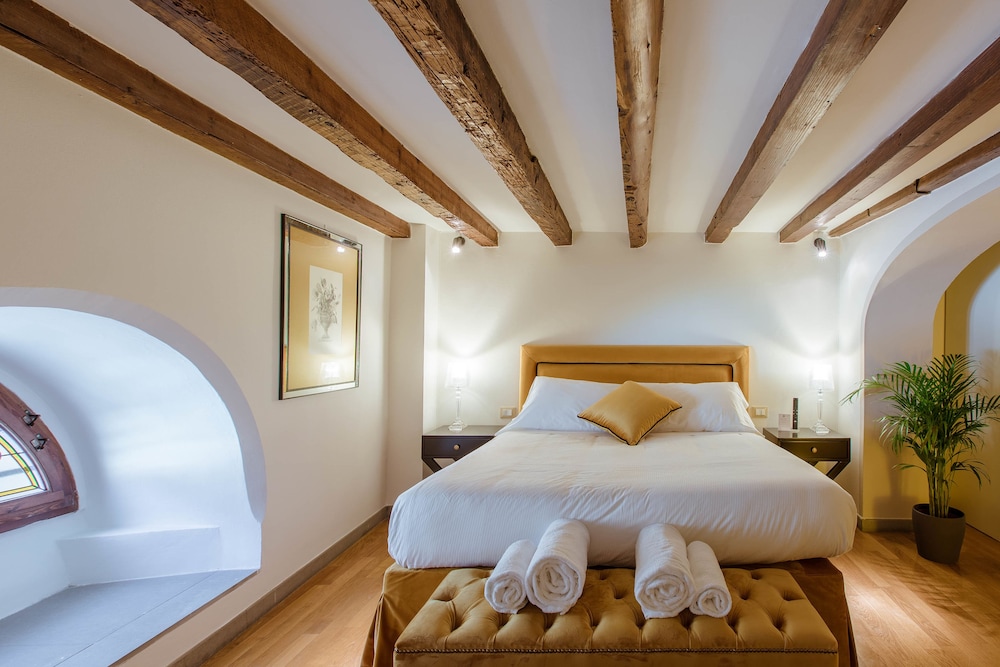 Gold, Queen Bed