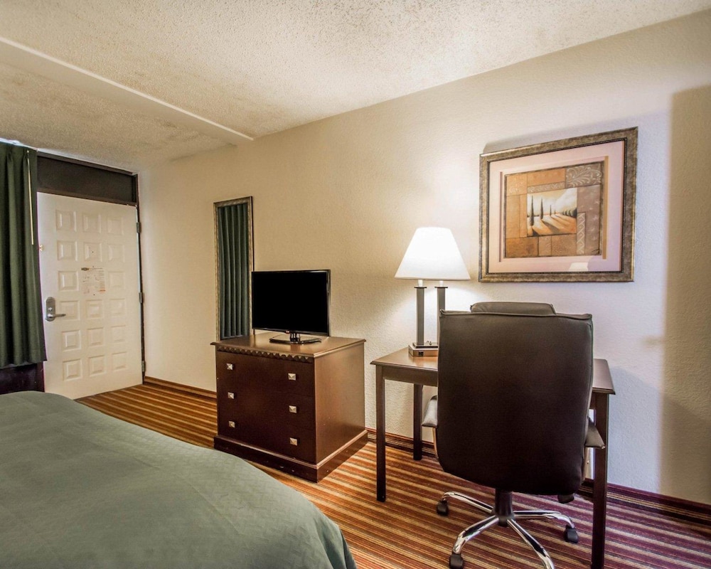 Quality Inn & Suites At Tropicana Field 20/39