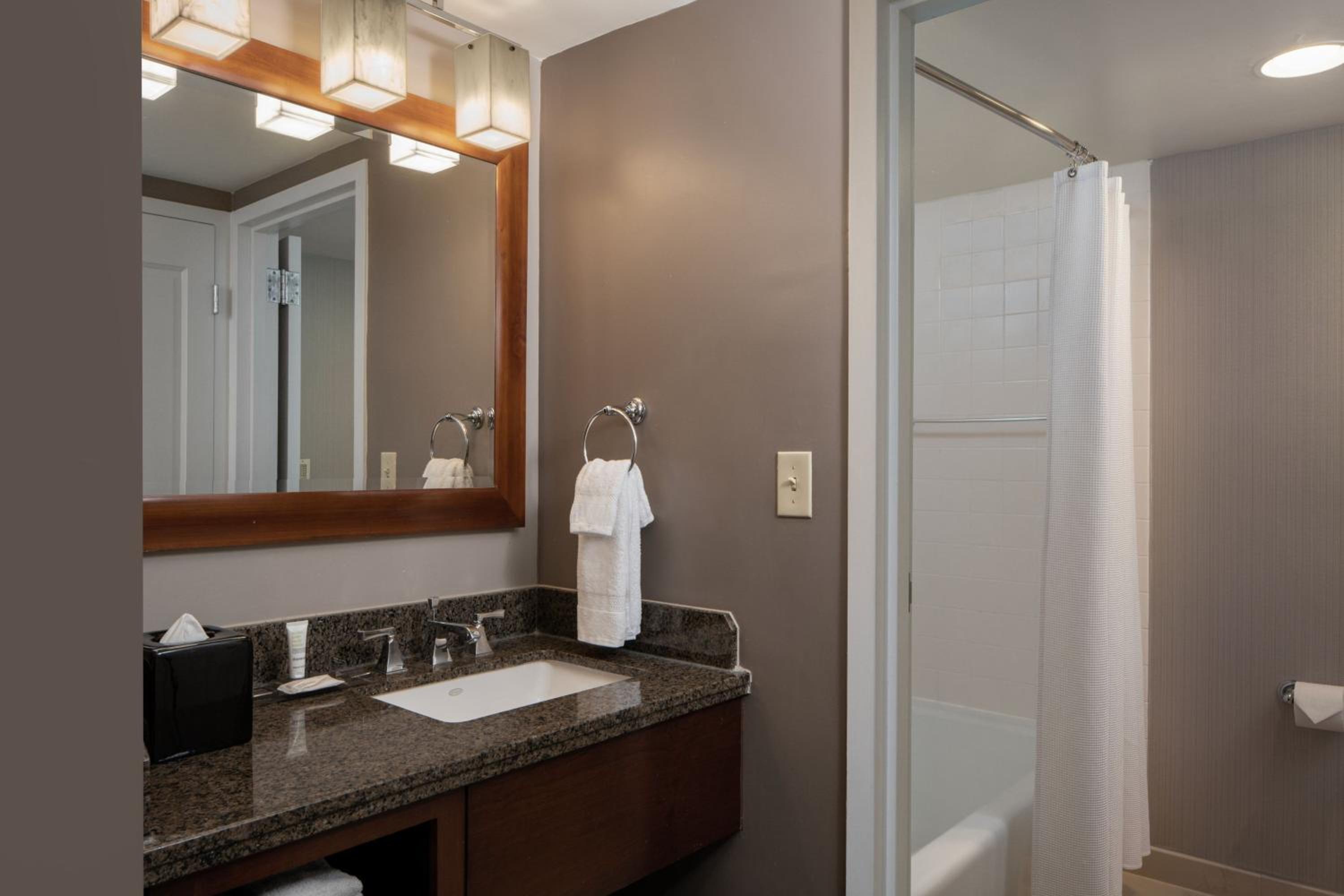 Room, King Bed, Lounge Access, Accessible