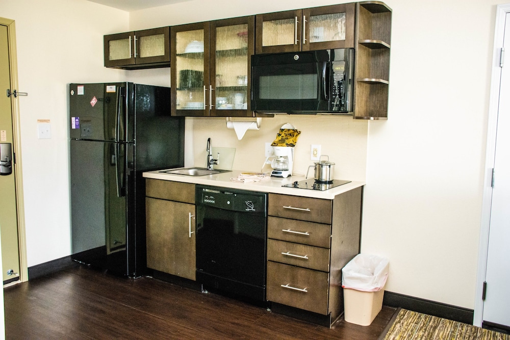 CANDLEWOOD SUITES OVERLAND PARK 9/59