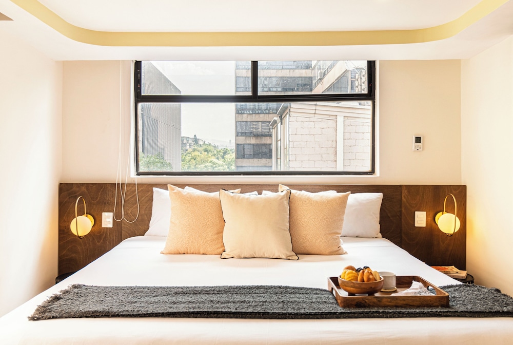 APARTMENT, KING BED, CITY VIEW