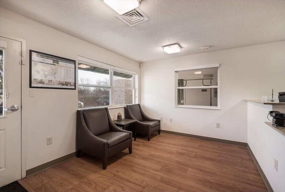 Birch Hill Suites Kansas City - Independence, Mo 17/24