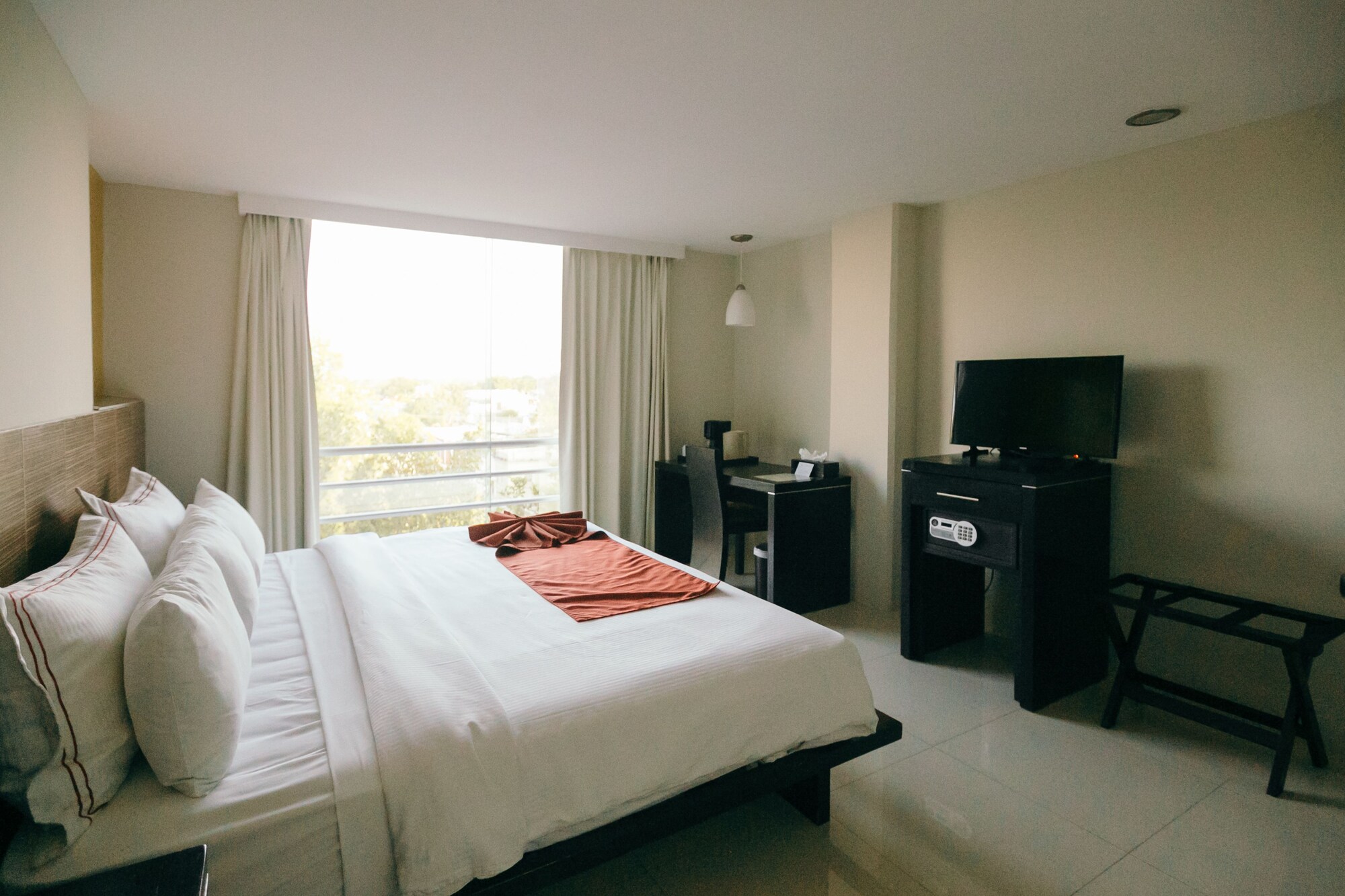 DELUXE, KING BED