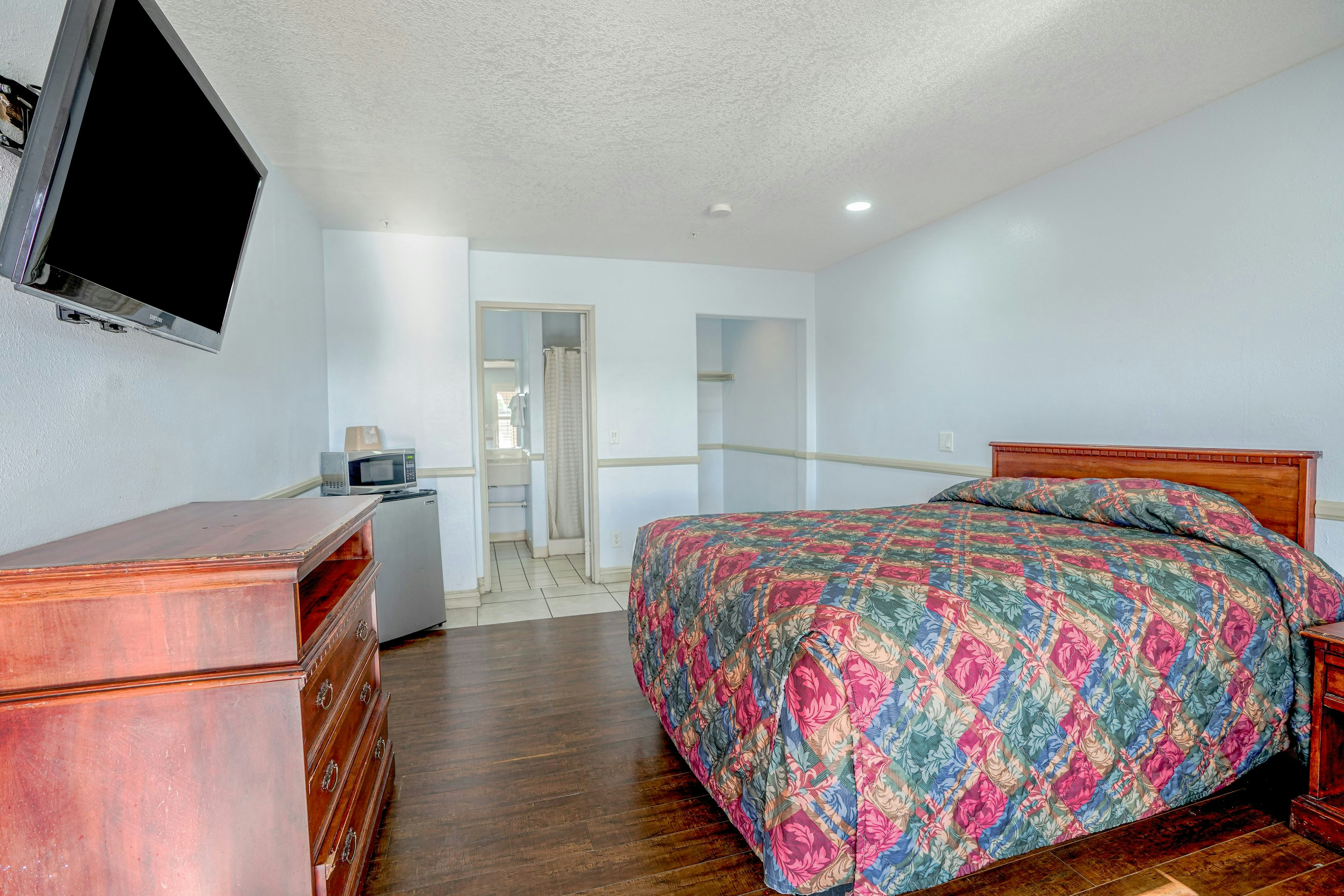 Room at OYO Day And Night Inn, HESPERIA - CA