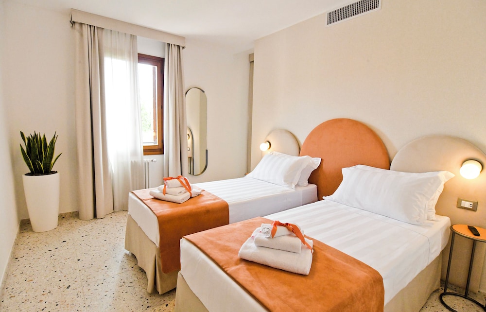 Artemis, Classic, Queen Bed