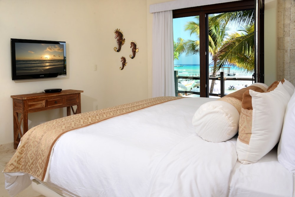 El Taj Oceanfront & Beachside Condo Hotel 26/74