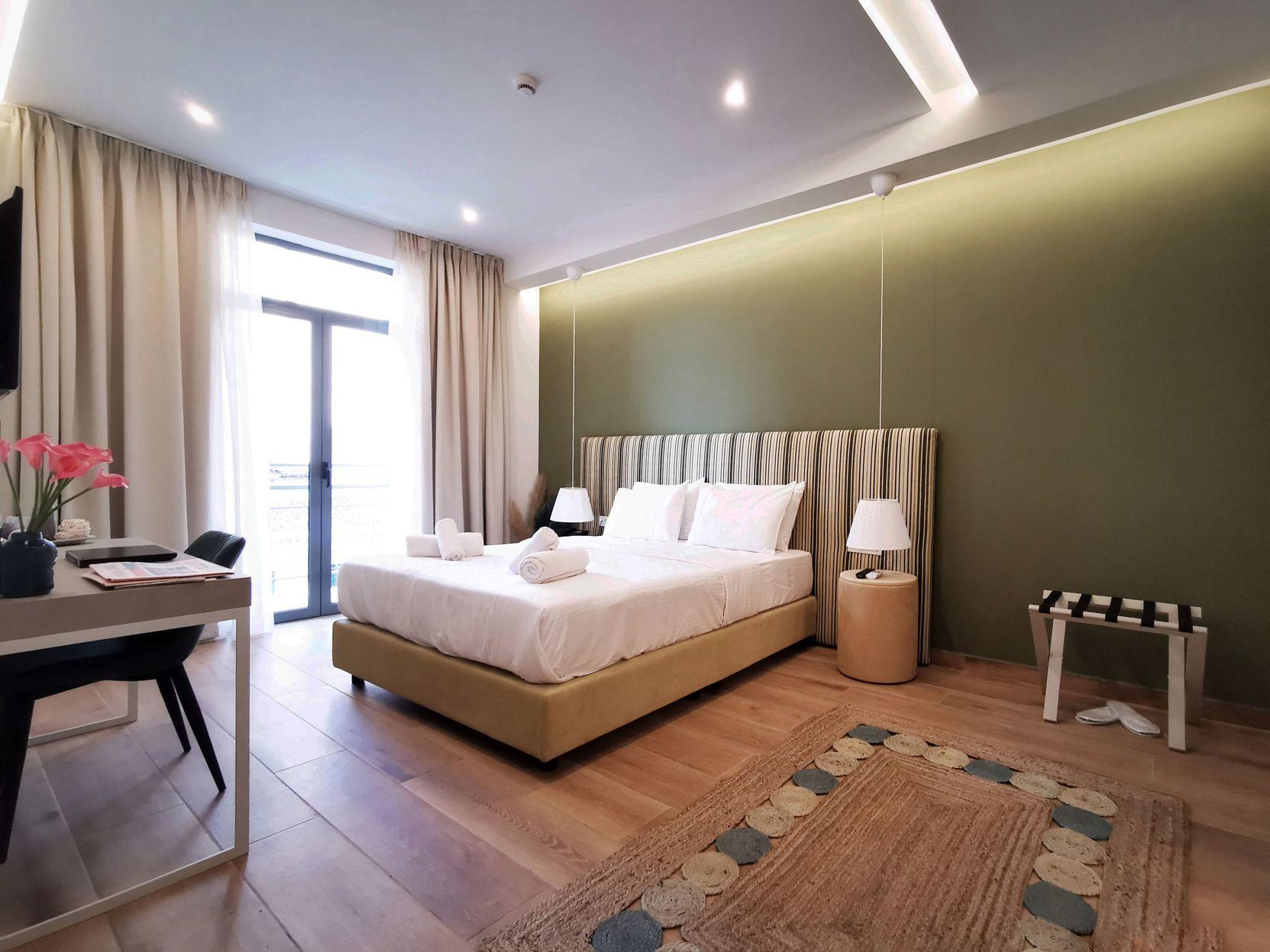 DELUXE, DOUBLE BED