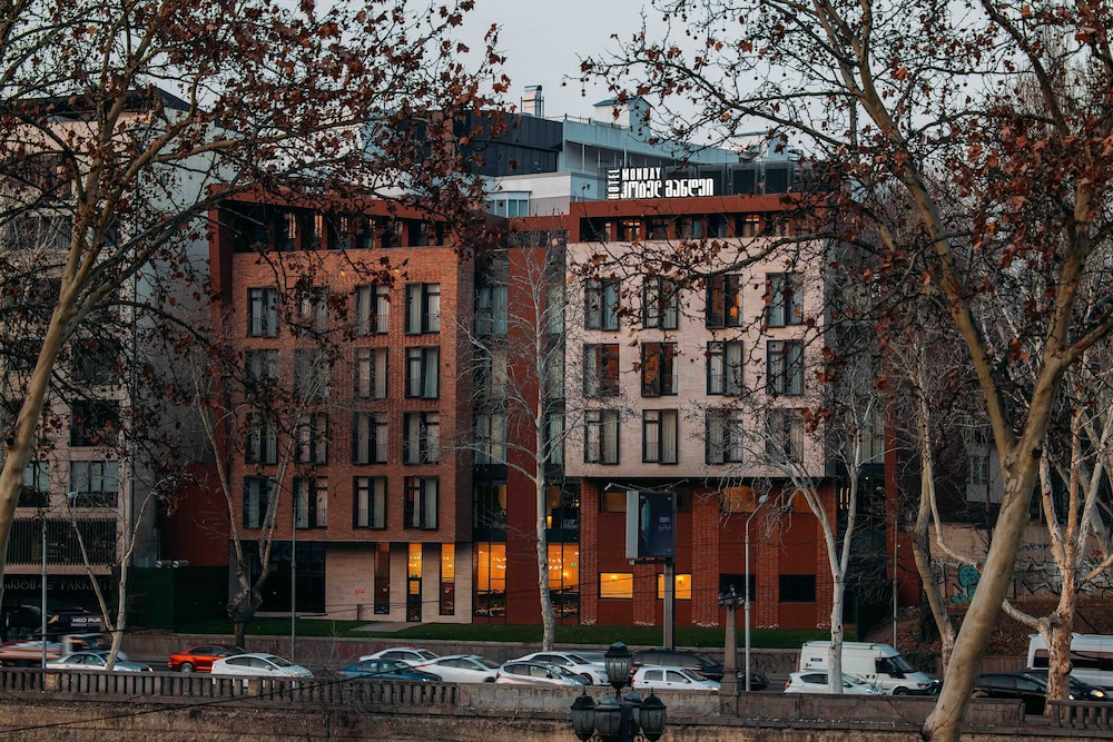 Hotel Monday 4/63
