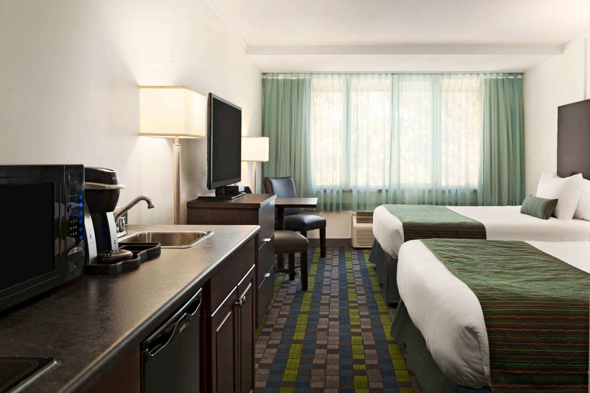 Efficiency, 2 Queen Beds، Days Inn by Wyndham Victoria Airport Sidney 3/5