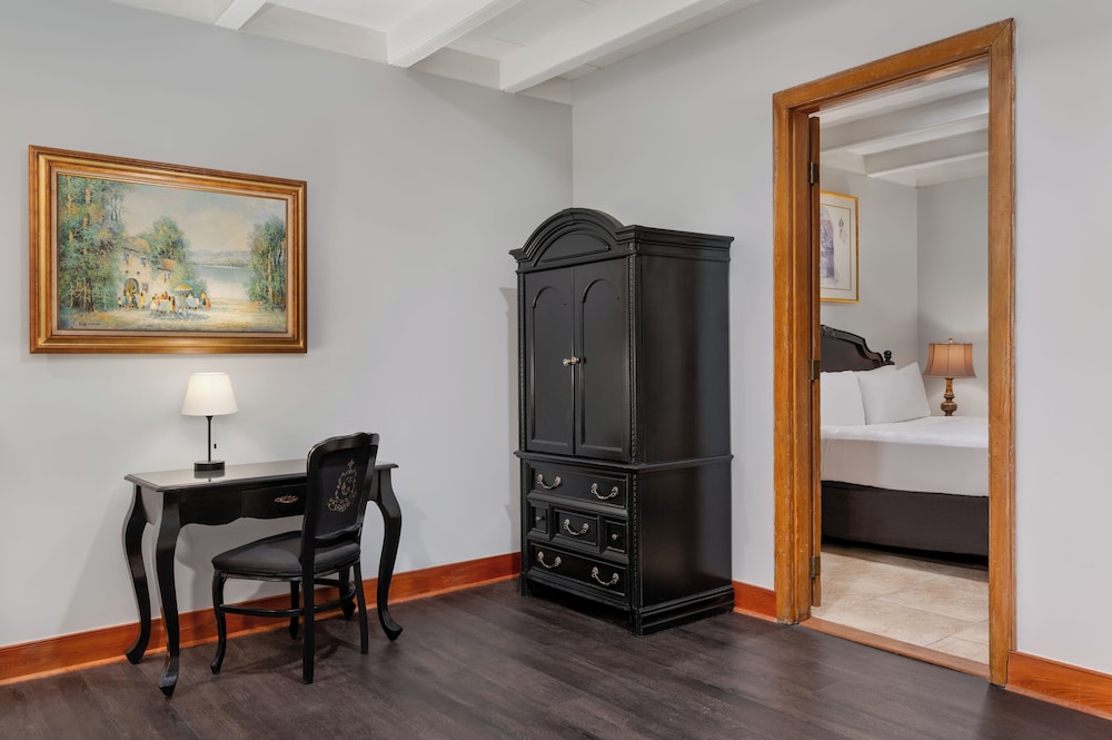 Chateau Hotel 46/60