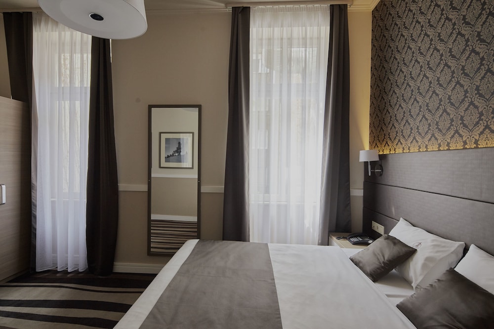 STANDARD, DOUBLE OR TWIN BED