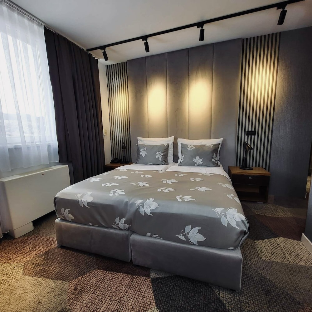 ROOM, DOUBLE BED