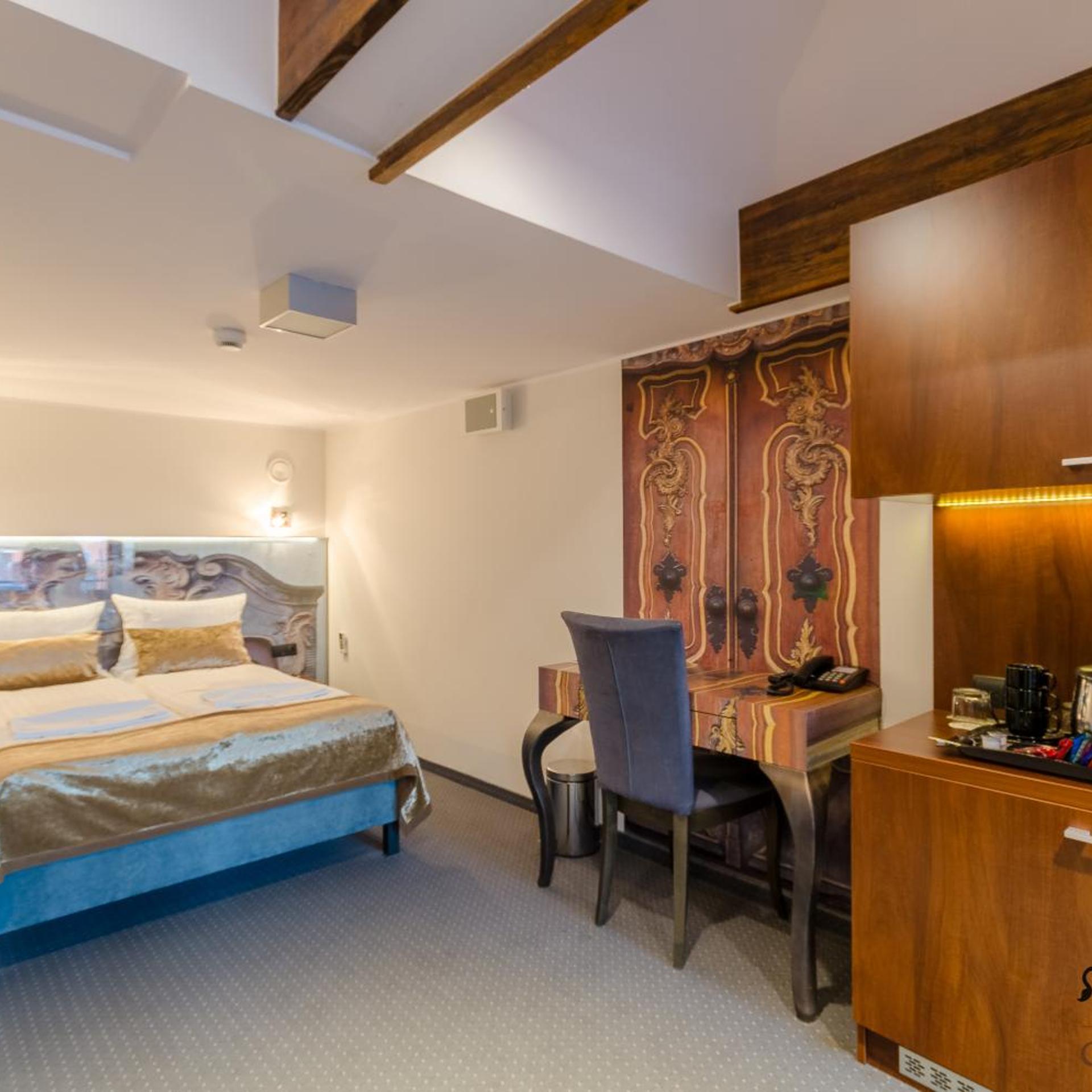 ROOM, TRIPLE, ATTIC