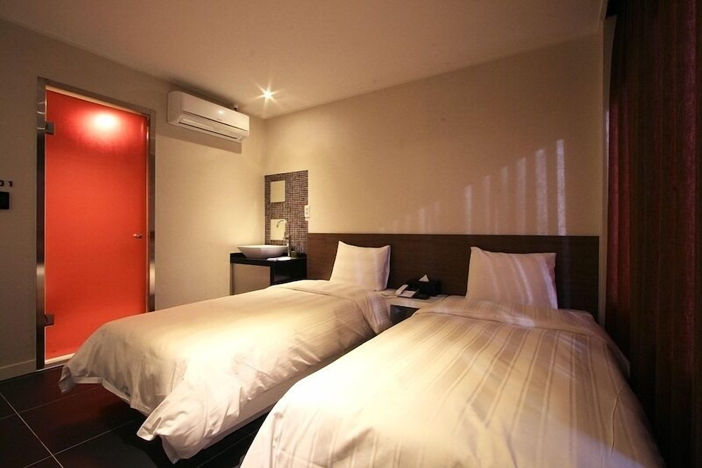 Hotel At Noon 15/47
