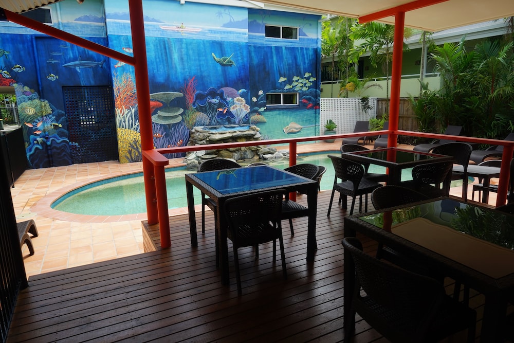 PORT DOUGLAS MOTEL 56/73
