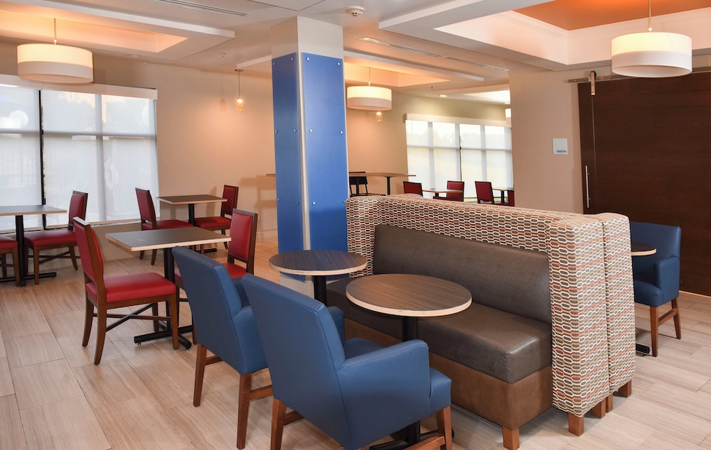 Holiday Inn Express Hotel & Suites Selma 44/65
