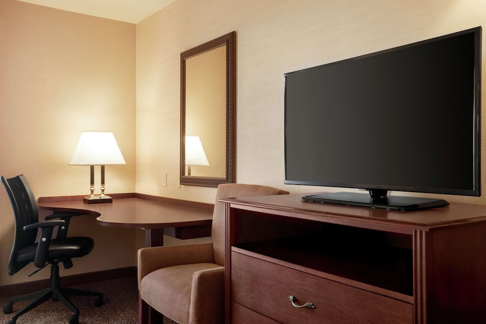 Hampton Inn & Suites West Bend 44/48
