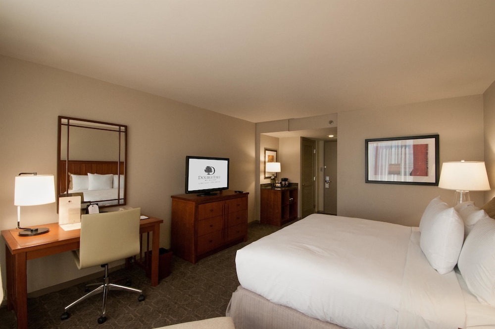 Renovated, 2 Queen Beds، Doubletree By Hilton Chicago Oak Brook 2/5