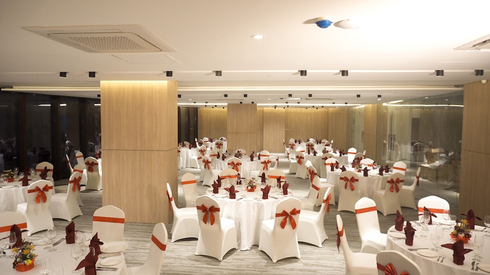 Red Hotel Cubao 55/64